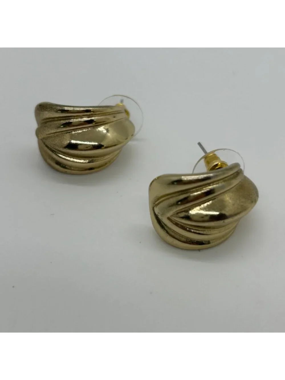 Vintage 1980s Gold Tone Earrings Ribbed Shell Swirl Wave Statement Pierced Post